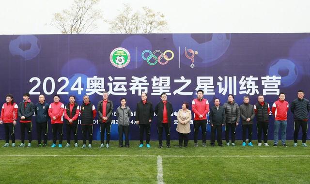 在燕京，住在四合院里的，有两种人。
